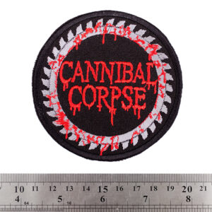 Кръгла бродирана нашивка Cannibal Corpse с кървавочервено лого и сив назъбен циркуляр на черен фон.