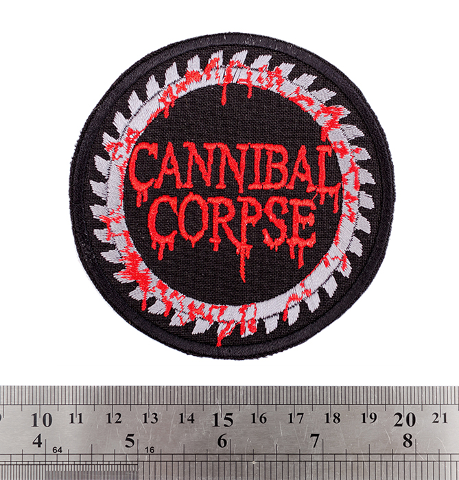 Кръгла бродирана нашивка Cannibal Corpse с кървавочервено лого и сив назъбен циркуляр на черен фон.