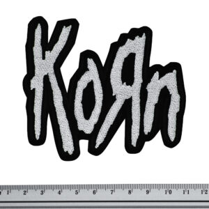 Бродирана нашивка Korn с бяло лого върху черен фон за фенове на ню метъл музиката.
