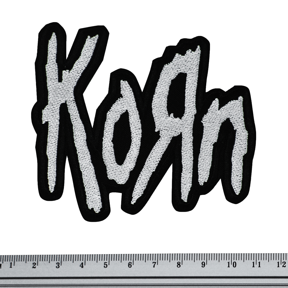 Бродирана нашивка Korn с бяло лого върху черен фон за фенове на ню метъл музиката.