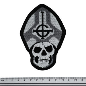 Бродирана нашивка Ghost с образа на Papa Emeritus II и обърнат кръст върху митрата.