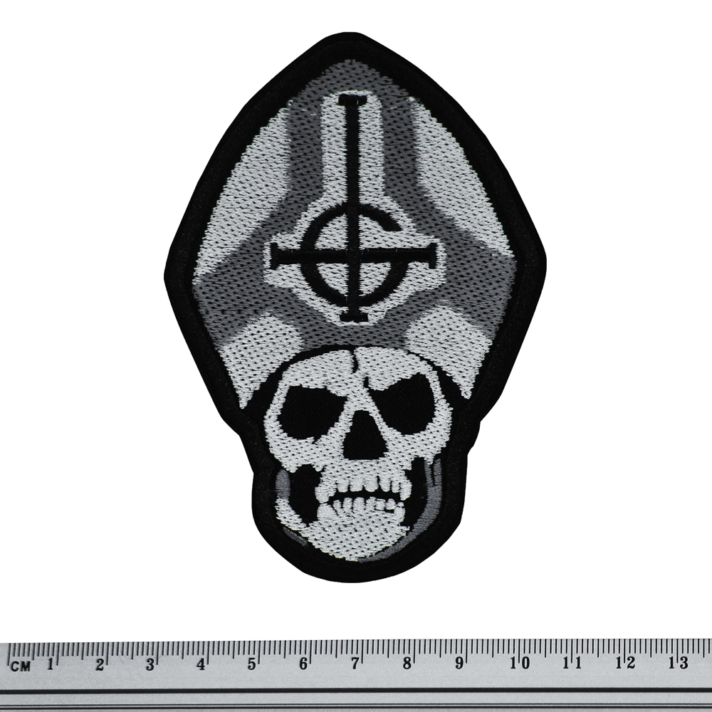Бродирана нашивка Ghost с образа на Papa Emeritus II и обърнат кръст върху митрата.
