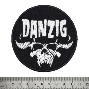 Кръгла бродирана нашивка Danzig череп с рога върху черен фон.