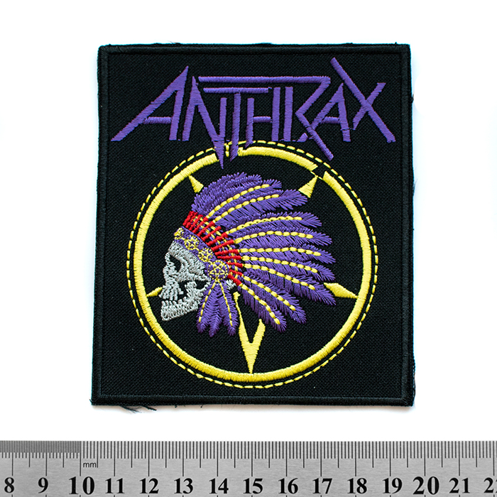Бродирана нашивка на Anthrax за елек с логото на групата в червен и бял цвят.