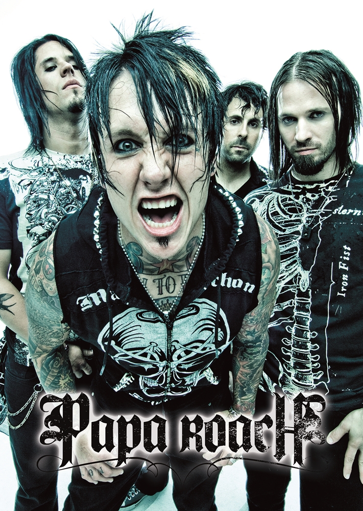 Плакат PAPA ROACH с близък план на вокалиста Джейкъби Шадикс, заобиколен от останалите членове на групата.