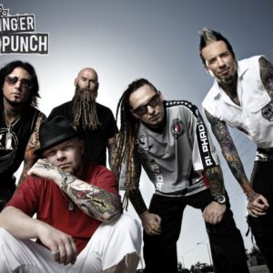 Плакат FIVE FINGER DEATH PUNCH с групова снимка на членовете на групата на открито.