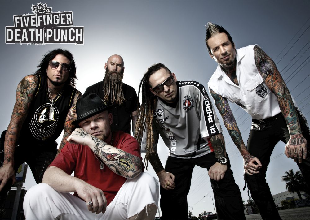 Плакат FIVE FINGER DEATH PUNCH с групова снимка на членовете на групата на открито.