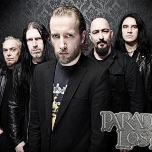 малък плакат на Paradise Lost с групова снимка на бандата на сив фон