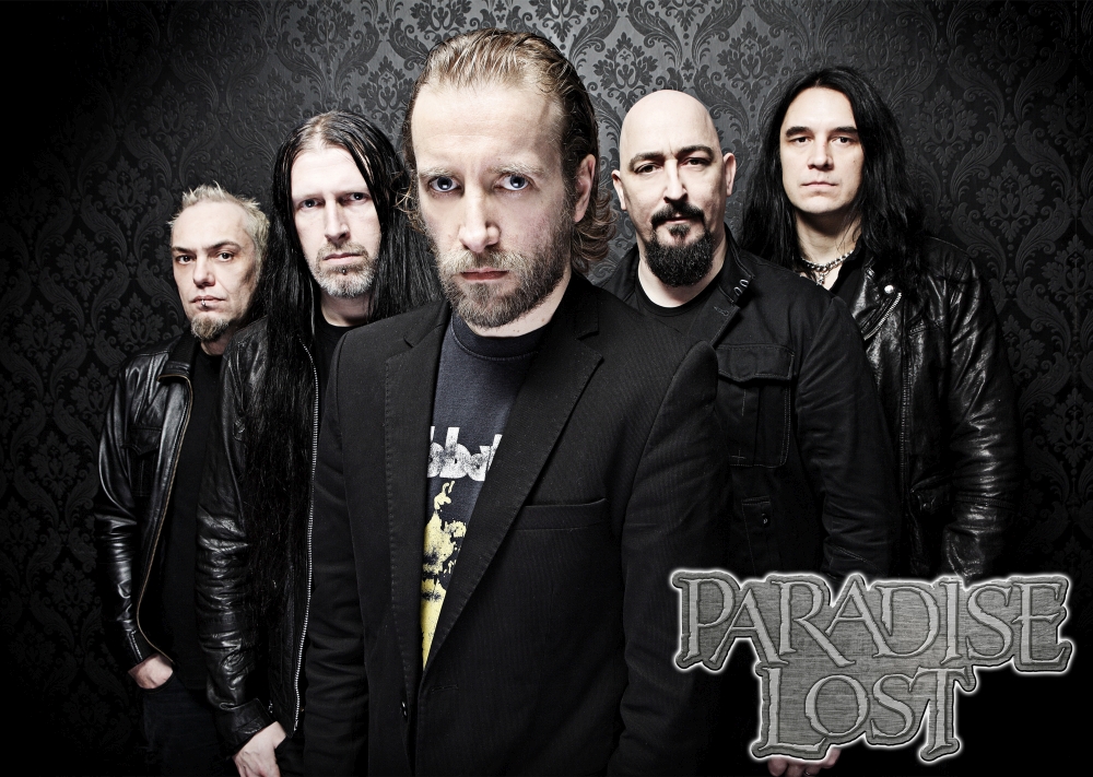 малък плакат на Paradise Lost с групова снимка на бандата на сив фон