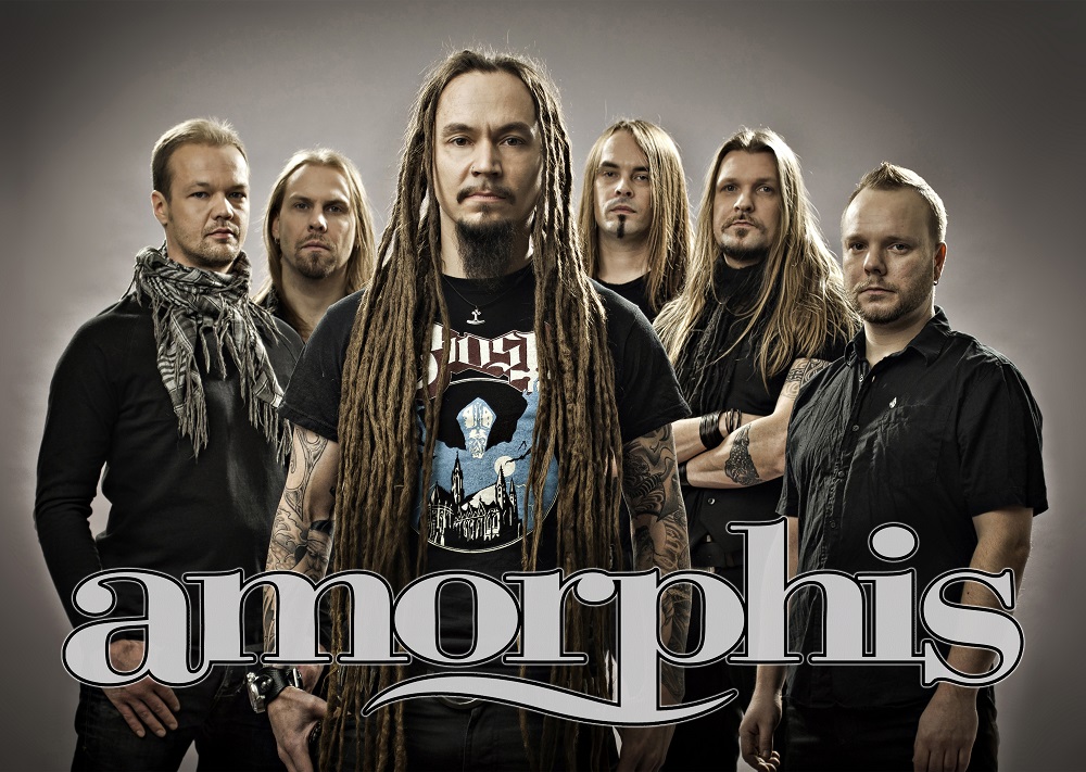 Постер за стена Amorphis с всички членове на групата и голямо лого в долната част