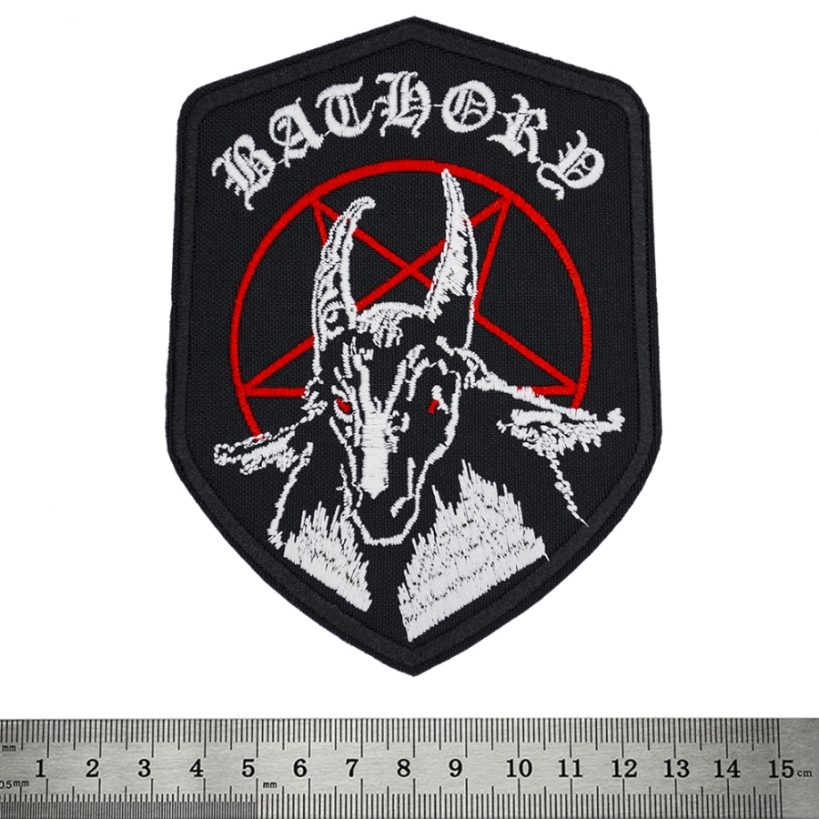 Черна бродирана нашивка Bathory с козел и червен пентаграм за метъл яке.