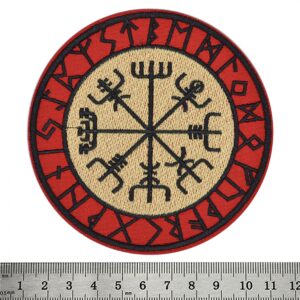 Бродирана червена нашивка Vegvisir с рунически компас и черни руни.