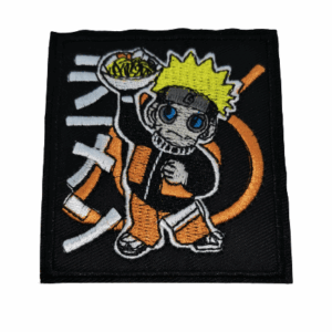 Везана нашивка Naruto Ramen в чиби стил, оранжево облекло и купа с юфка на черен фон.