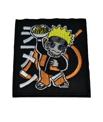 Везана нашивка Naruto Ramen в чиби стил, оранжево облекло и купа с юфка на черен фон.