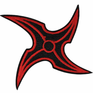 Везана нашивка Naruto Shuriken в черно и червено, детайлно извезано нинджа оръжие.
