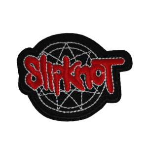 Бродирана нашивка на Slipknot с надписа в червено и бяла деветлъчева звезда върху черен фон.