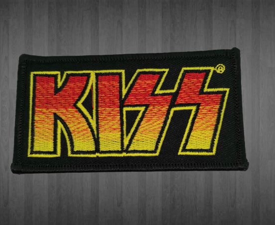 Бродирана нашивка за яке KISS с огнено лого и жълт кант.