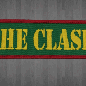 Дълга везана нашивка на The Clash с жълти букви върху зелен фон и червен кант.