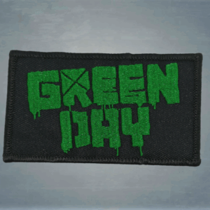Апликация за дрехи на Green Day Logo – зелено графити лого върху черен фон с прецизна бродерия.