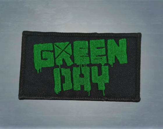 Апликация за дрехи на Green Day Logo – зелено графити лого върху черен фон с прецизна бродерия.