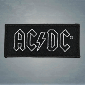 Класически пач за дрехи на AC/DC – бяло лого със светкавица, извезано върху правоъгълна черна основа.