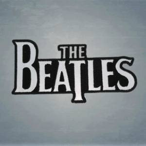 Оригинална нашивка на The Beatles – класическо Drop-T лого с бяла бродерия върху черна текстилна основа.