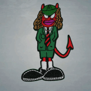 Емблема за дреха на AC/DC Angus Devil – детайлна бродерия на Ангус Йънг като дявол в училищна униформа.