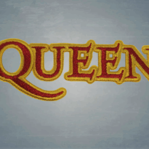 Нашивка за дрехи на QUEEN с надпис – бродирано лого в червено и златно върху тъмна текстилна основа.