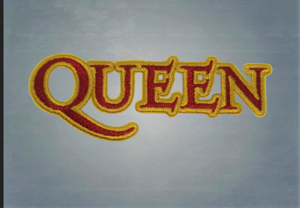 Нашивка за дрехи на QUEEN с надпис – бродирано лого в червено и златно върху тъмна текстилна основа.