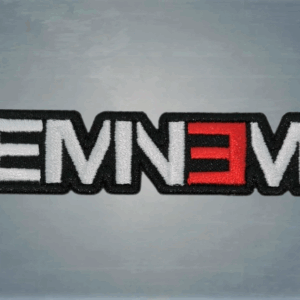 Нашивка на Eminem, Хип Хоп пач – класическо лого в бяло и червено върху черна текстилна основа.