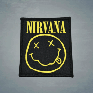 Nirvana Smiley, оригинална емблема за дреха – жълто усмихнато лице и надпис, бродирани върху черна основа.