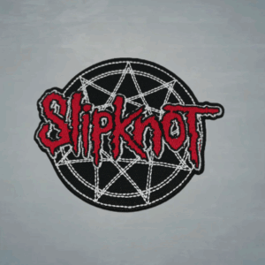 Бродирана нашивка Slipknot пентаграм с червено лого и бяла звезда върху черен фон.