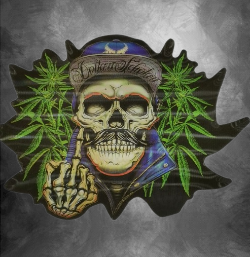 3D стикер за кола Skull Marijuana с череп, синя шапка и мустаци на фон от листо.