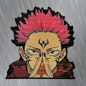 3D аниме стикер за кола Сукуна от Jujutsu Kaisen върху метална повърхност.