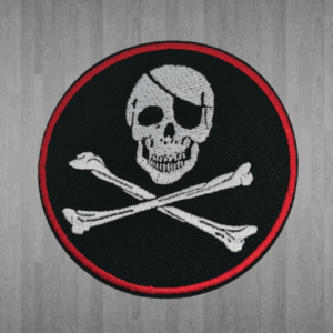Нашивка за дрехи Pirate Skull – Пиратски череп с кости, кръгла черна емблема с бяла бродерия и червен кант.