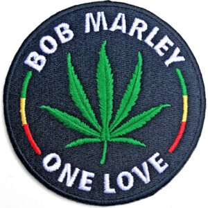 Бродирана нашивка Bob Marley One Love с детайлен лист от канабис в центъра.