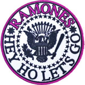 Кръгла нашивка на Ramones, оригинал с бяло лого, черен орел и наситено розов надпис Hey Ho Let's Go.