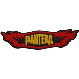 Малка бродирана нашивка Pantera с жълто лого и червен пламък.