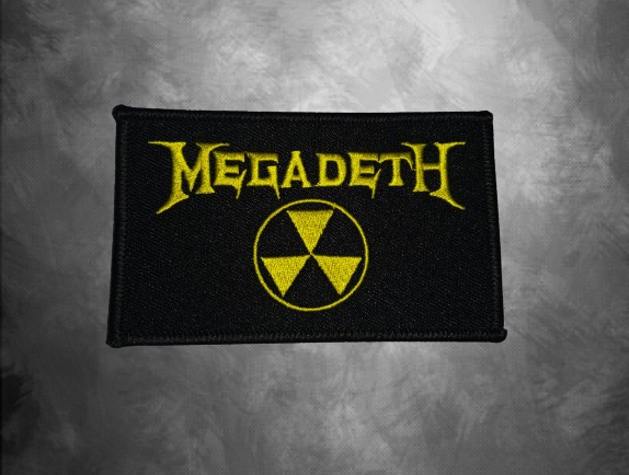 Черна текстилна нашивка Megadeth с жълто бродирано лого и знак за радиоактивност.