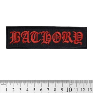 Бродирана нашивка на Bathory с червен надпис върху черен фон.