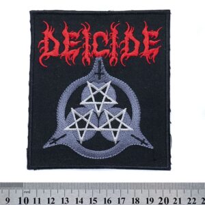 Нашивка на Deicide с бродирано червено лого и сив троен пентаграм на черен фон.