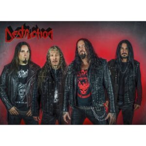 Музикален плакат Destruction с групова снимка на бандата на червен фон и лого