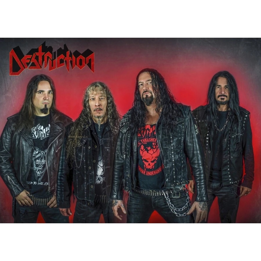 Музикален плакат Destruction с групова снимка на бандата на червен фон и лого
