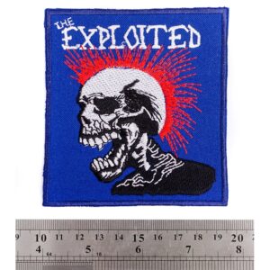 Бродирана нашивка на The Exploited с череп с червен гребен върху син фон.