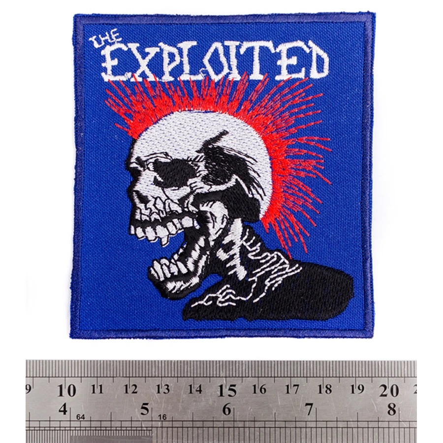 Бродирана нашивка на The Exploited с череп с червен гребен върху син фон.