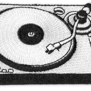 Бродирана нашивка Грамофон с детайлно изображение на винилова плоча и DJ пулт за дрехи.