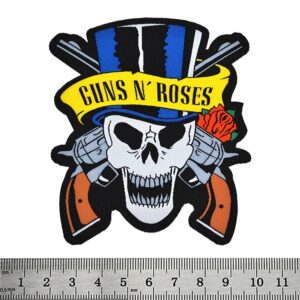 Бродирана нашивка Guns N' Roses с череп цилиндър и пистолети върху метална линия.