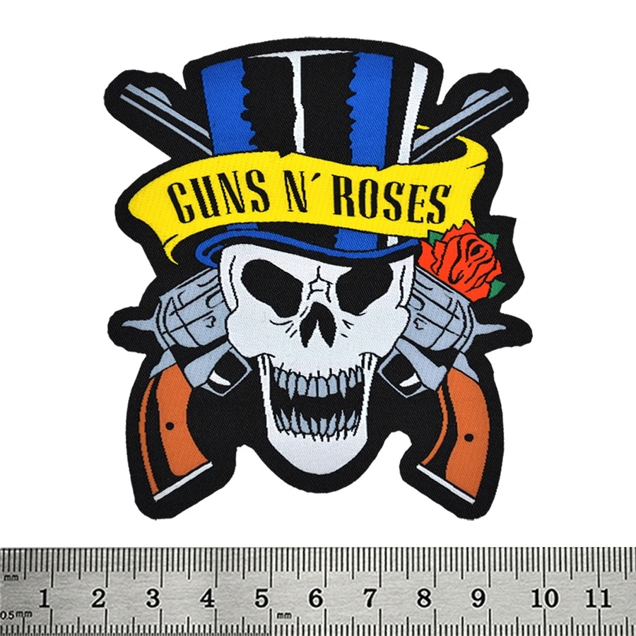 Бродирана нашивка Guns N' Roses с череп цилиндър и пистолети върху метална линия.