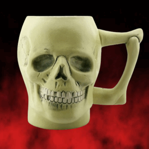Керамична чаша с череп 500ml, гледана отпред, показваща детайлите на лицето и сребристите зъби.