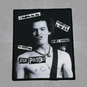 Черно-бяла нашивка на Sex Pistols с лика на Сид Вишъс и надписи на песни.